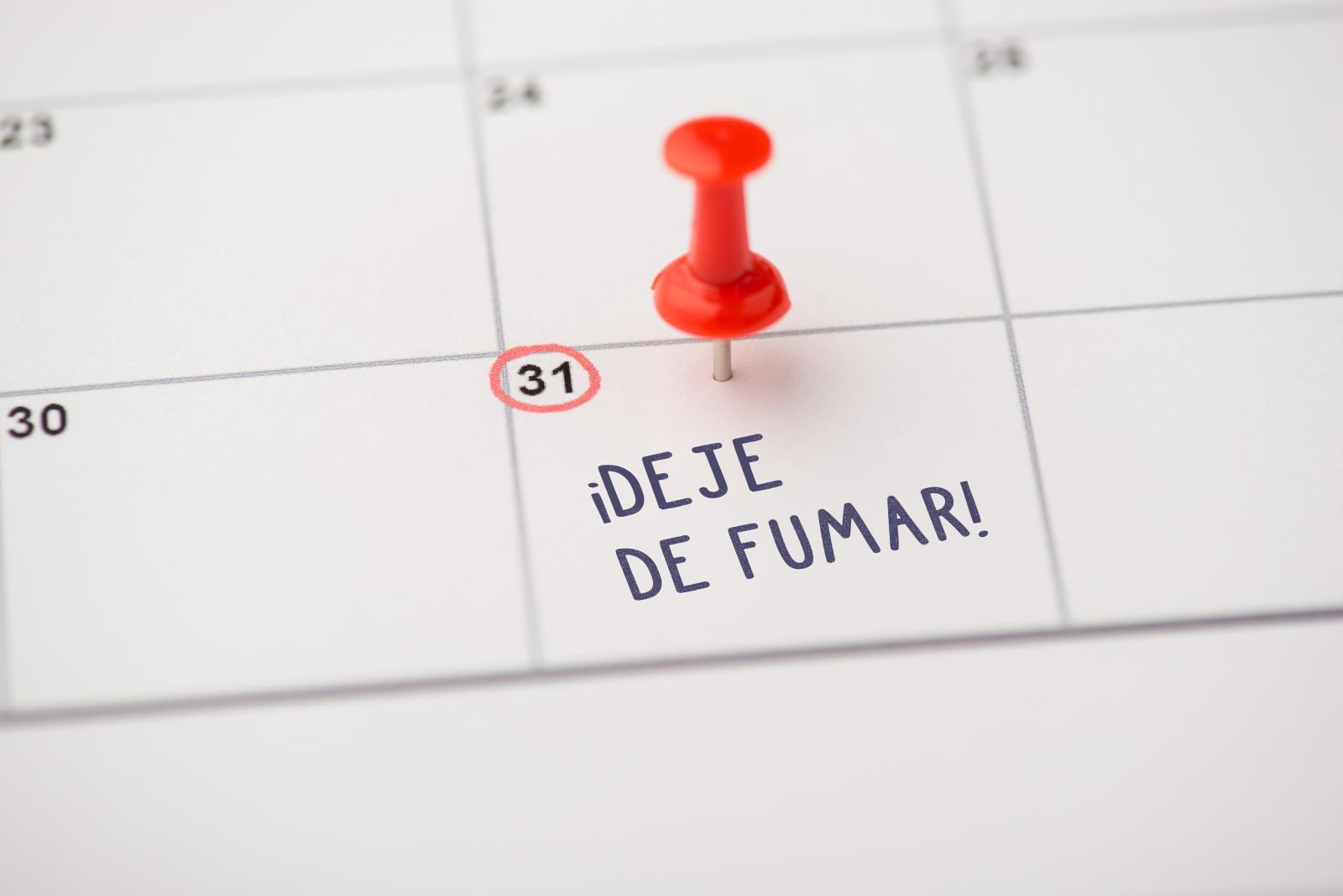 Un médico tomando la presión arterial de un paciente